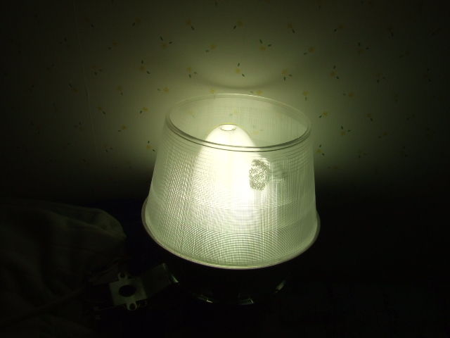 My Sylvania coated (DX) mercury vapor lamp
My Sylvania merc (deluxe white) lightbulb operating in my yardblaster.
Keywords: Lit_Lighting
