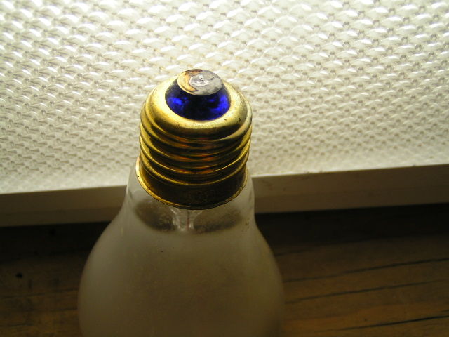 25w 12v bulb with blue glass base insulator!
Any ideas on the make? I have a bunch of 12v bulbs I'll eventually photograph and post...
Also does anyone know what the rated life on these is? I'd be interested to know that...
Keywords: Lamps