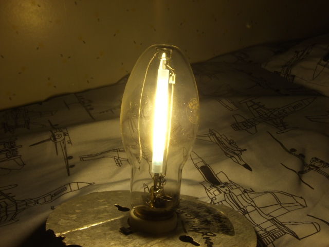 My 150w HPS lamp
a 150 watt HPS lamp operating in homemade setup.
Keywords: Lamps