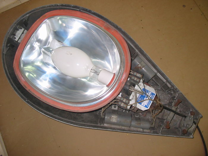 GE M-400
Nice look at the interior. It was shipped with the original lamp but was broken in transit.
Keywords: Misc_Fixtures
