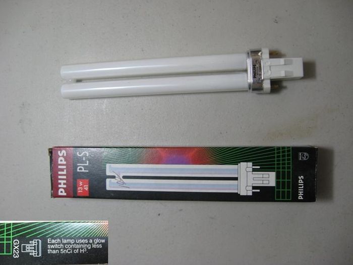Philips 13 watt PL-S with tritium starter
Philips PL-S 13 watt compact fluorescent with H3 (Tritium) starter vs the more common KR-85 starter
Keywords: Lamps