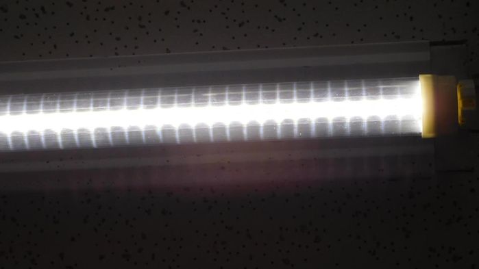 LED tube in Fluorescent
Closer detail
Keywords: American_Streetlights